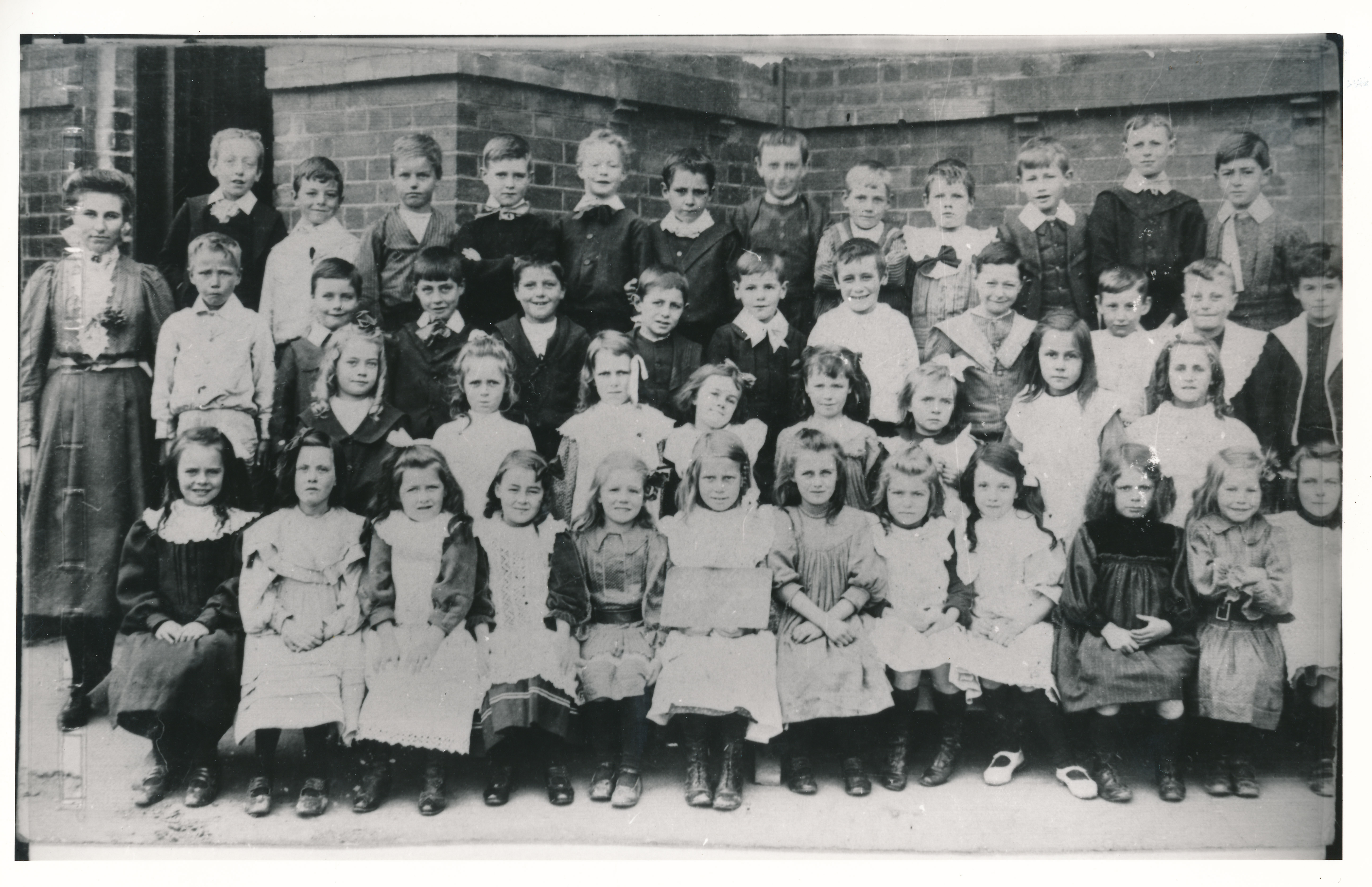 A class photo at Cambridge Street Primary School, Collingwood, 1906. Photographer unknown. Yarra Libraries, CL PIC 189.