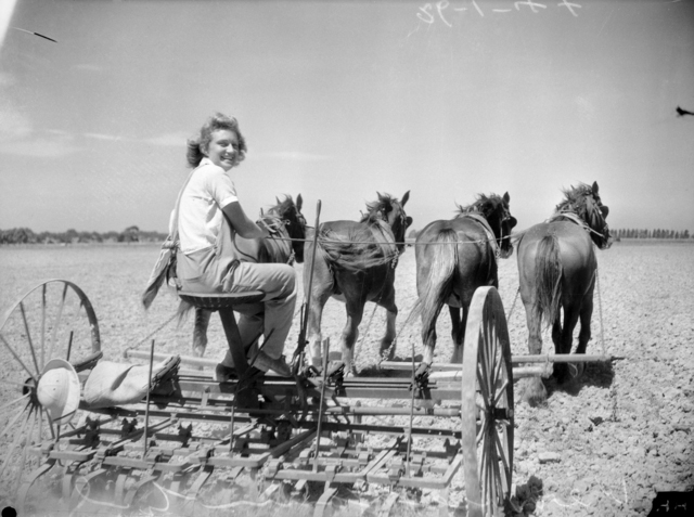 12-australian-womens-land-army_1944